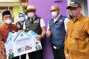 Gubernur Jabar berfoto bersema dengan warga Kuningan yang rumahnya selesai diperbaiki.